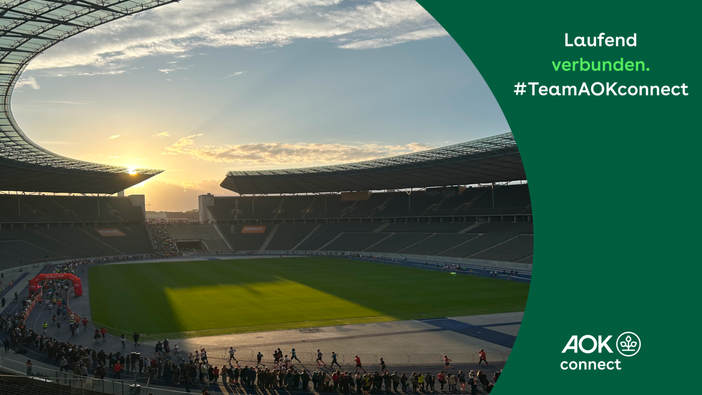 Laufstrecke und Zieleinlauf des B2Run Berlin 2026 im Olympiastadion bei Sonnenuntergang. Läuferinnen und Läufer absolvieren die letzten Meter auf der Stadionrunde.